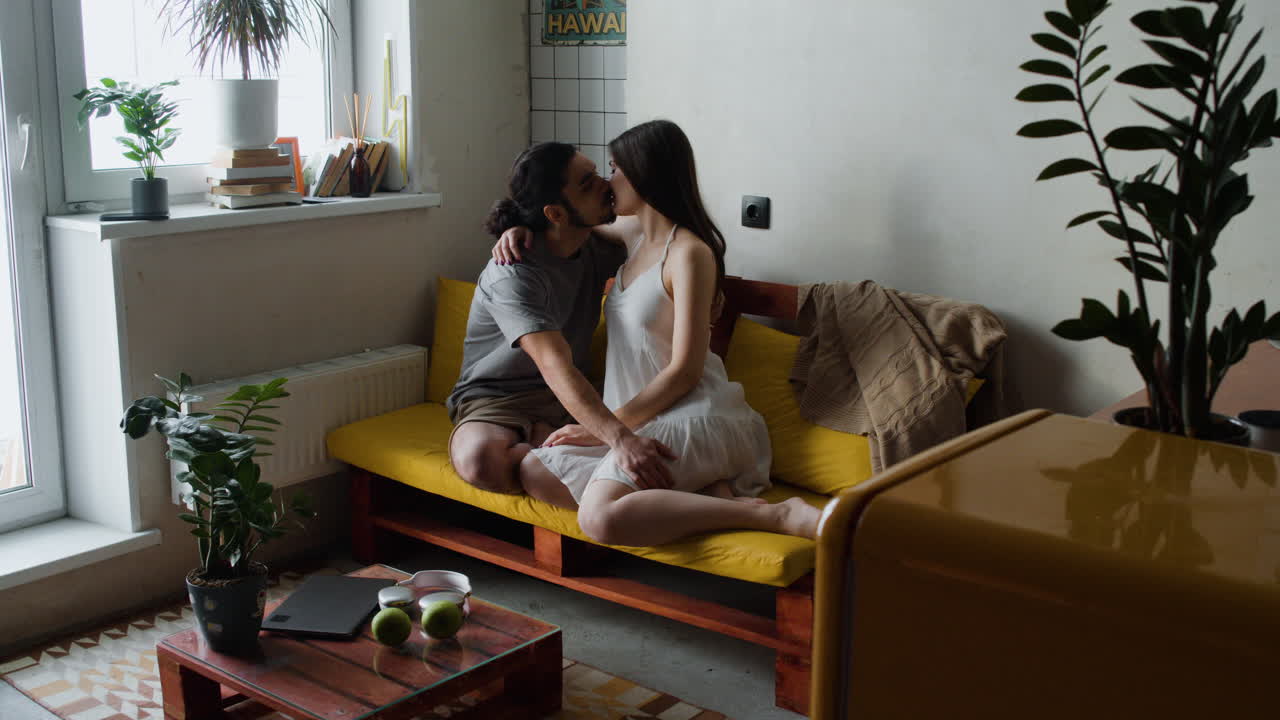 소파에 있는 사랑에 빠진 커플