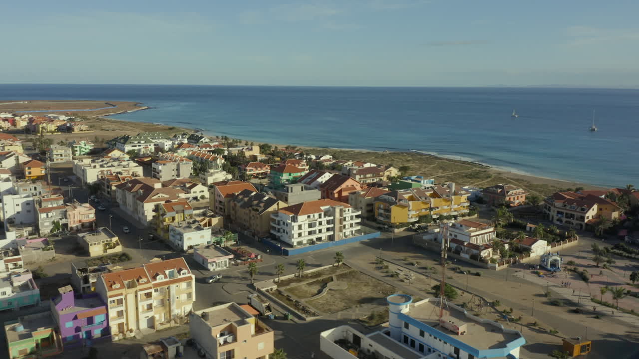 пастельные здания города санта-мария на острове сал, кабо-верде, африка.