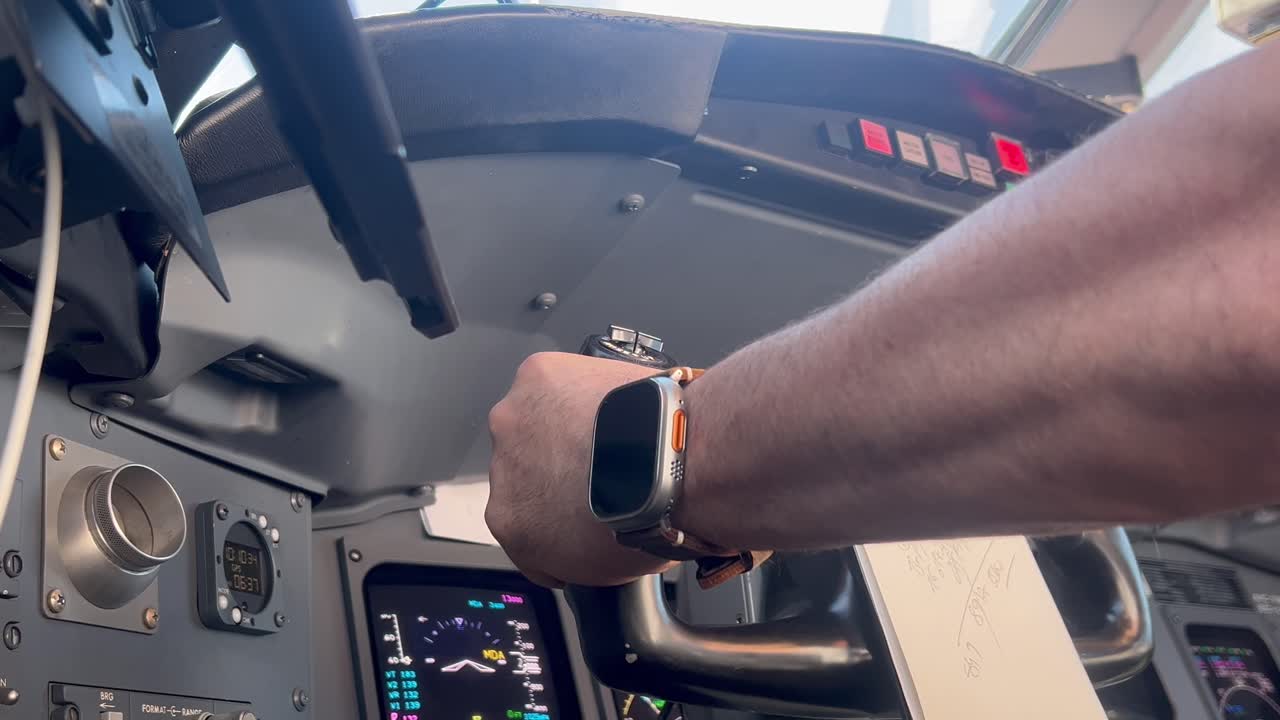 situación de emergencia a bordo en una cabina de avión moderna con luces de advertencia de incendio parpadeando mientras el piloto está volando