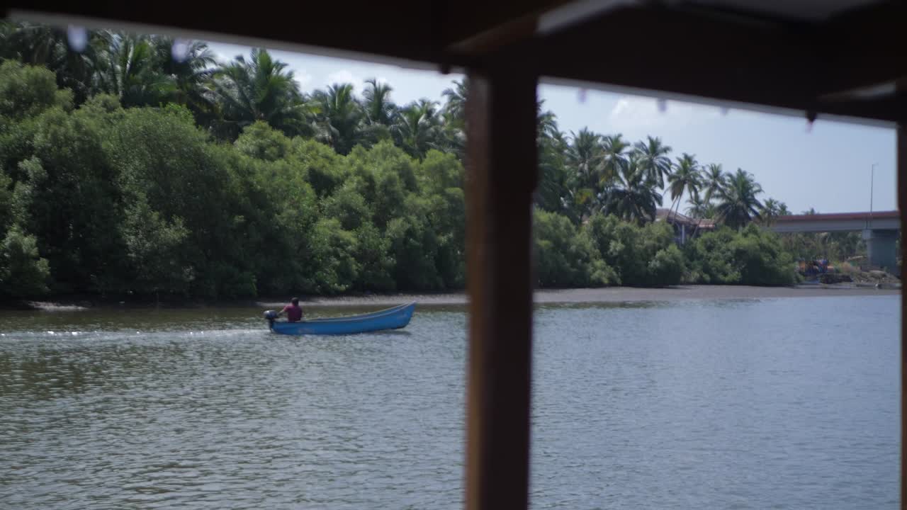 el hombre viaja a través de una lancha