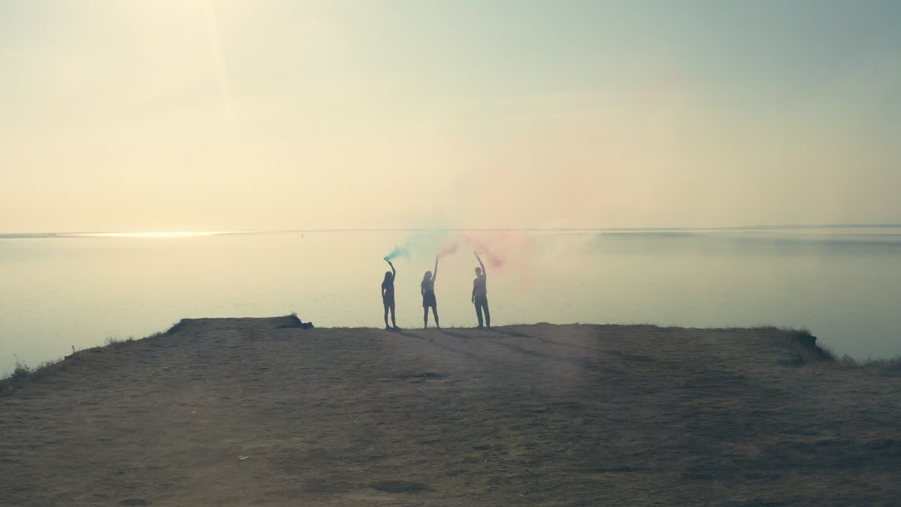 바가 가장자리에 서 있는 색의 폭탄을 가진 사람들