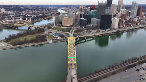 Fort-Pitt-Bridge-Und-Skyline-Von-Pittsburgh