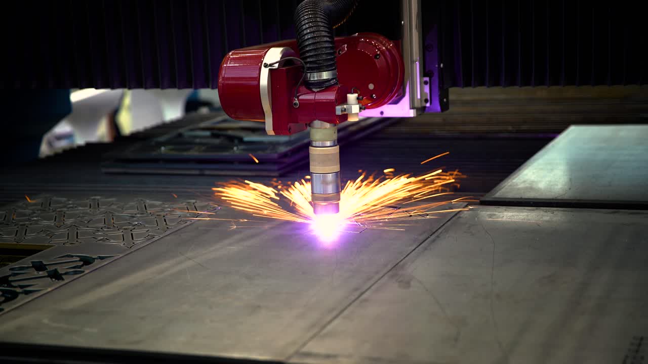 corte por plasma láser cnc de metal, tecnología industrial moderna.