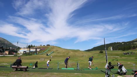 jugadores de golf practicando golpes en el pintoresco campo de piedmont