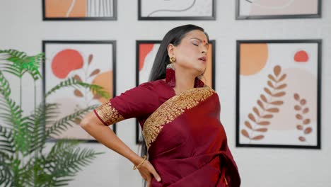 Indische-Frau-Mit-Rückenschmerzen