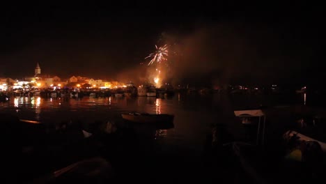 Ein-Hafen-Mit-Feuerwerk-In-Der-Luft