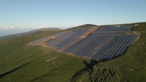 Luftaufnahme-Eines-Photovoltaikparks-Und-Eines-Windparks-Auf-Einem-Berg-Auf-Der-Insel-Paul-Da-Serra,-Madeira