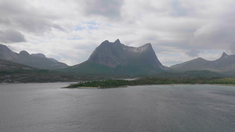 vista aérea hacia adelante de la montaña stortinden ubicada en el mar