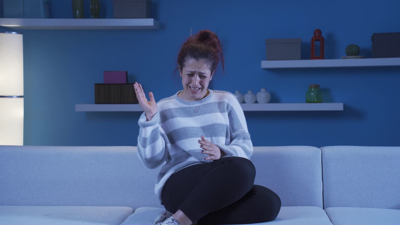 una mujer que se golpea a sí misma con un colapso nervioso.