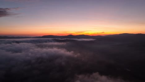 Imágenes-Cinematográficas-De-Una-Gran-Onda-De-Niebla-Que-Se-Inclina-Sobre-Mi-Ciudad