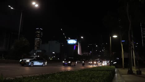 Fahrzeuge-Auf-Der-Hauptstraße-Der-Stadt-Am-Abend,-Jakarta