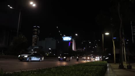vehículos en la carretera principal de la ciudad por la noche, jakarta