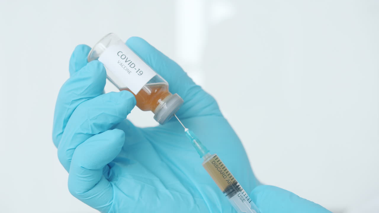 inyección de la vacuna contra la covid-19