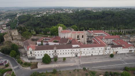 vista desde un avión no tripulado del histórico convento de cristo en tomar, portugal, rodeado de exuberante vegetación