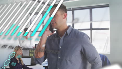 animación del procesamiento de datos estadísticos contra un hombre caucásico hablando en un teléfono inteligente en la oficina
