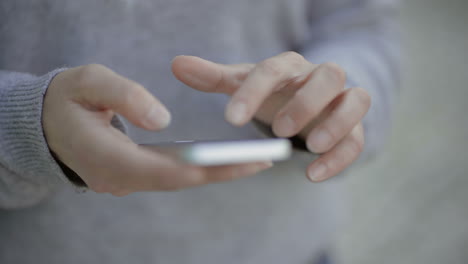 Primer-Plano-De-Manos-Femeninas-Usando-Un-Teléfono-Inteligente.