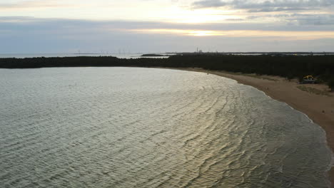 Vista-Aérea-De-La-Playa-De-Yyteri-Y-Olas-Tranquilas,-En-Una-Tarde-Parcialmente-Soleada,-En-Pori,-Finlandia---Seguimiento,-Disparo-De-Drones