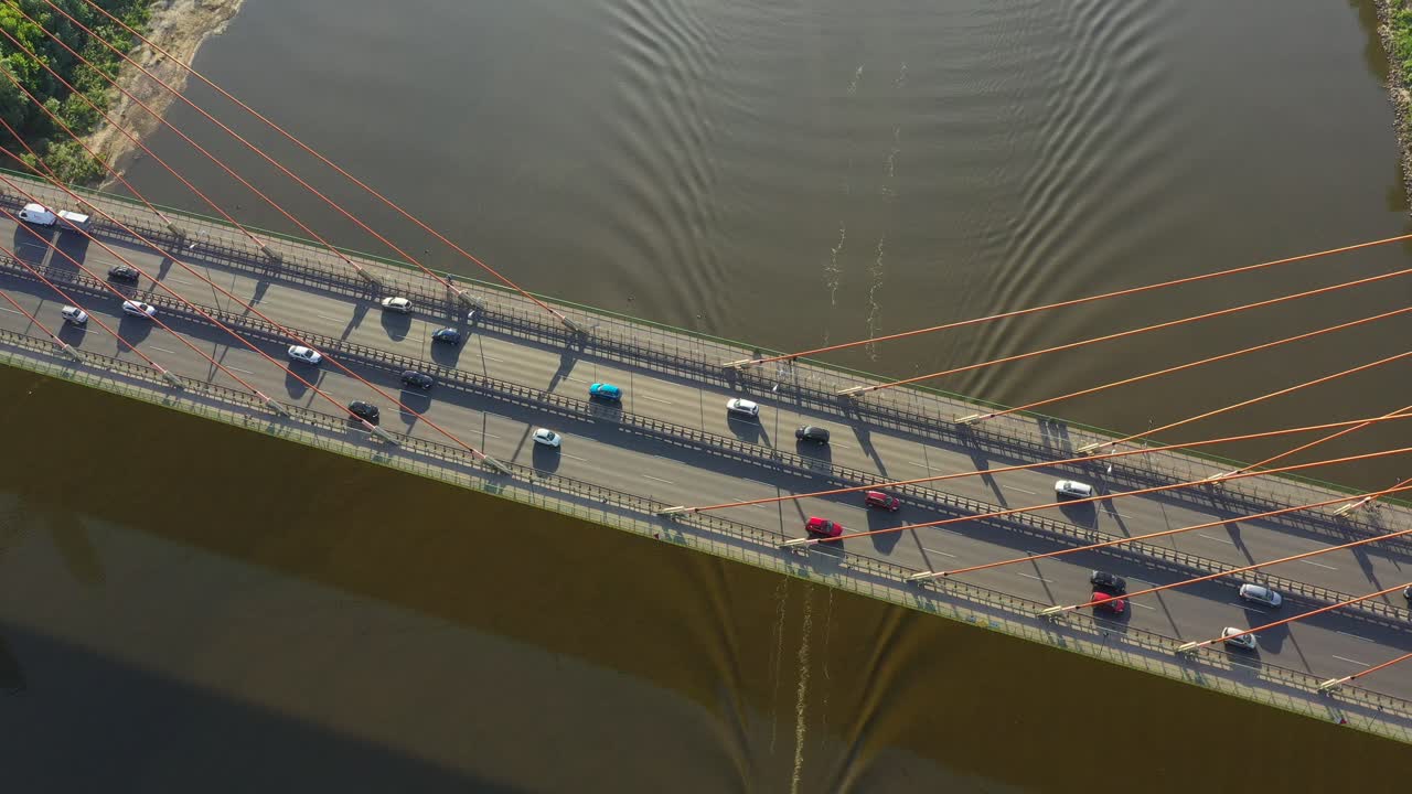 공중 드론 비행 하향식 고속도로 바쁜 도시 러시아워 교통 체증 고속도로