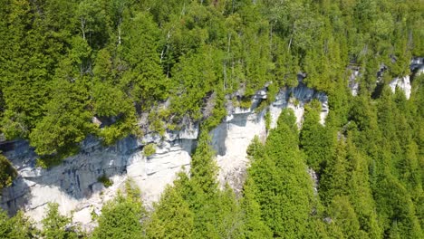 Vista-De-Drones-De-Hermosos-Acantilados-Rocosos-En-La-Bahía-Georgiana,-Ontario,-Canadá