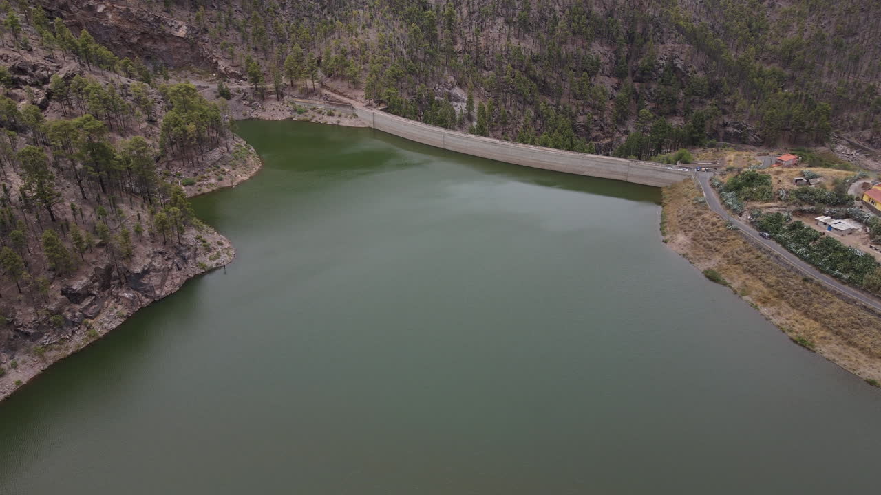 presa de los pérez: vista aérea en órbita de la pared de contención de la presa ubicada en artenara, isla de gran canaria en un día soleado