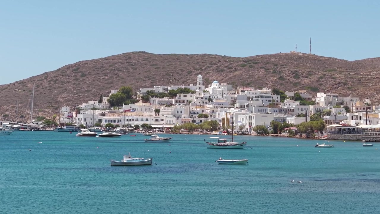 Panoramica aerea della baia della città portuale di Adamantas, Milos, Grecia.
