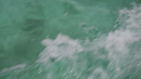 salpicaduras de agua en la superficie de la ola de la proa del barco