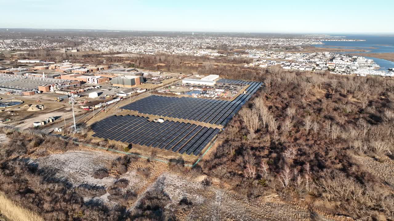 una vista aérea de muchos paneles solares grandes en un día soleado con cielos azules