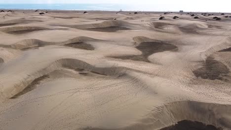 desierto de dunas de arena contra el paisaje marino en maspalomas gran canaria desiertos cerca de la costa