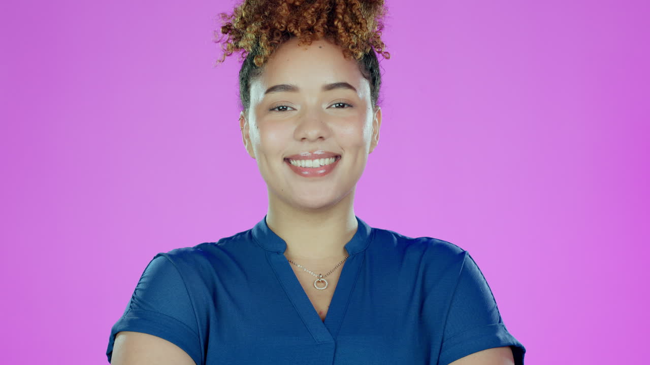 mujer negra, rostro y sonrisa de una persona joven