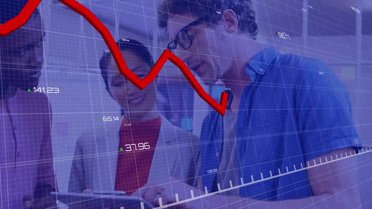 animación de gráfico en caída con números cambiantes sobre diversos compañeros de trabajo discutiendo informes en la tableta