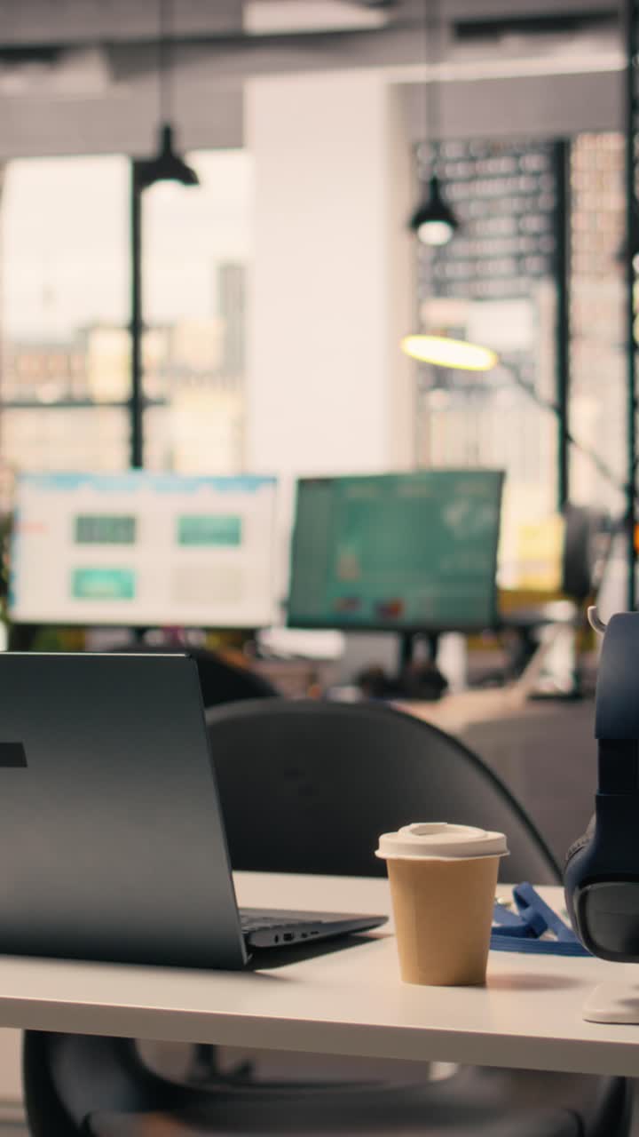 Video verticale professionale di interni aziendali con moderna scrivania e accessori per ufficio