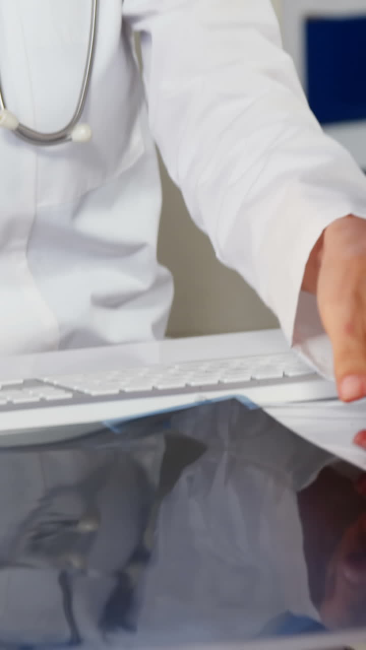 fisioterapeuta examinando con rayos x