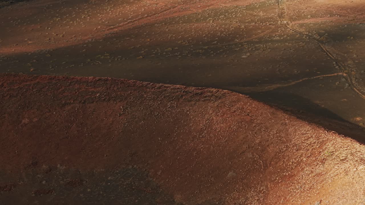 Texture uniche di terreno vulcanico rosso e nero vicino a El Golfo a Lanzarote, Spagna. Drone aereo, spazio per il testo.