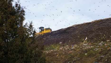 Pila-De-Diferentes-Tipos-De-Grandes-Vertederos-De-Basura,-Bolsas-De-Plástico-Y-Vertederos-Llenos-De-Basura,-Contaminación-Ambiental,-Productos-De-Desecho-De-Camiones-Amarillos-Que-Contaminan-En-Un-Vertedero,-Toma-Amplia-Distante