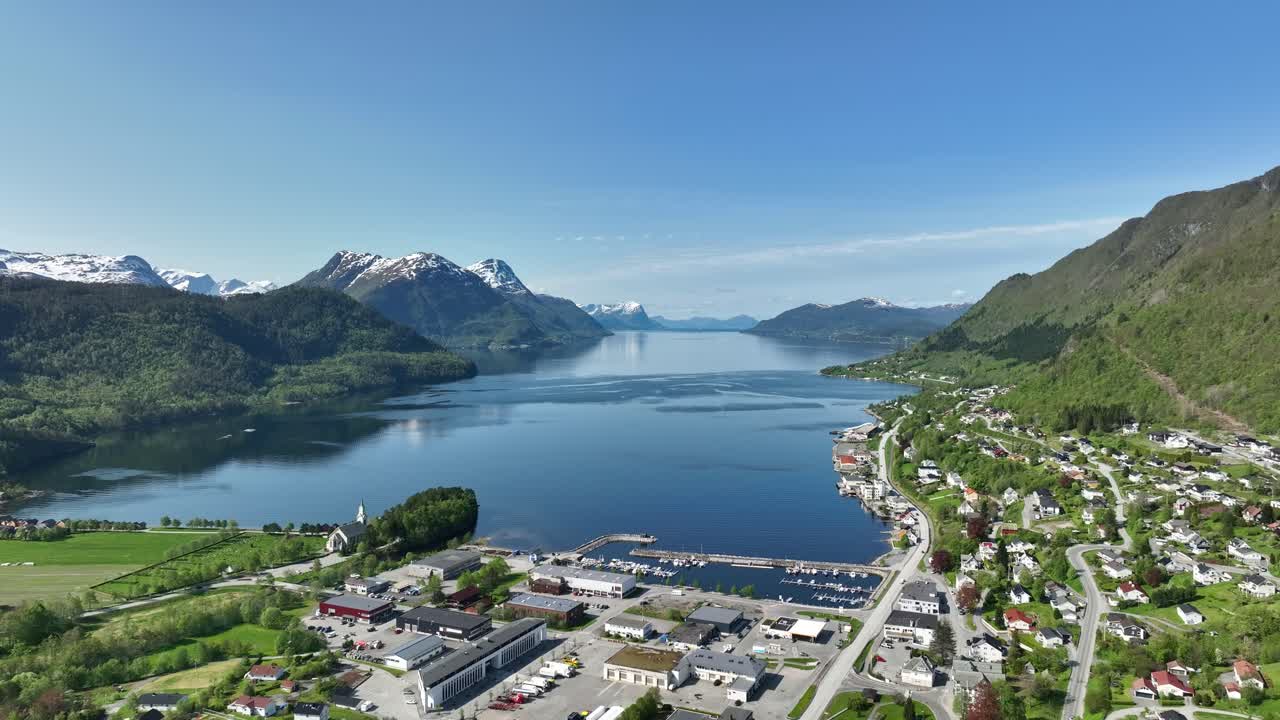 sjoholt y orskog con storfjorden y la carretera e136 que conduce a la ciudad costera de alesund - impresionante vista aérea del oeste de noruega en un día de verano