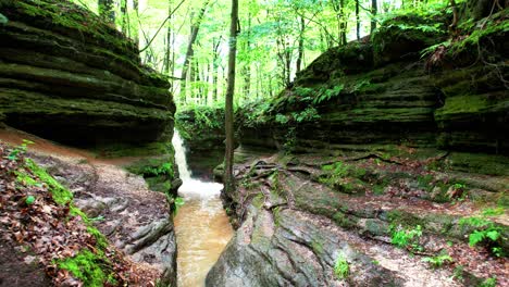 una toma increíble de formación rocosa en el parque estatal nelson-kennedy ledges