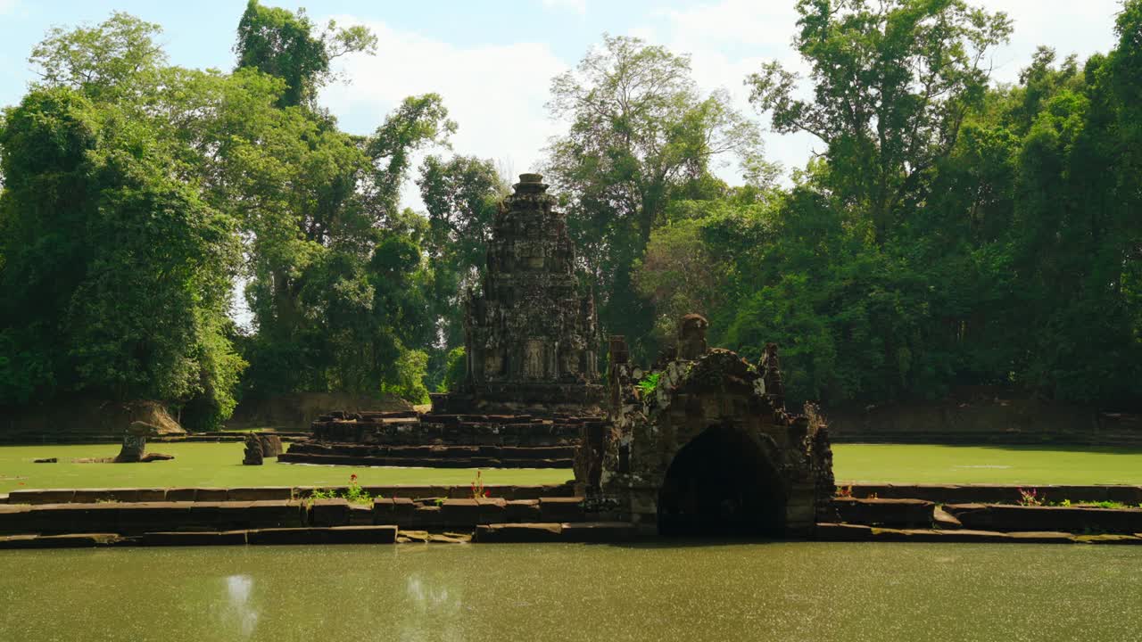 보디아 시리프의 앙코르와트 단지 (angkor wat complex) 에 있는 자야타카 바레이 호수에 둘러싸인 네이크 파인 (neak pean) 또는 네이크 포안 (neak poan) 의 사원