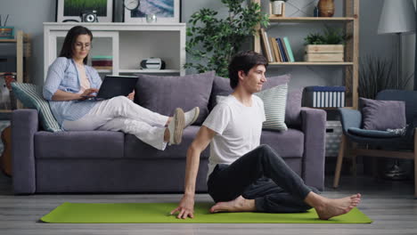 pareja practicando yoga en casa