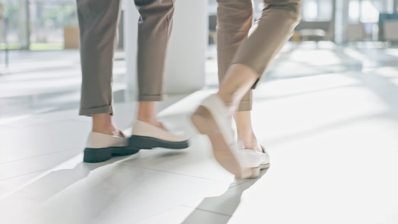 사무실 에서 사람 들 의  ⁇ 기, 바닥, 다리