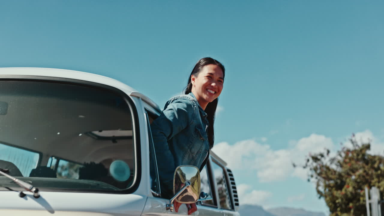 фургон, улыбка и женщина из окна для свободы