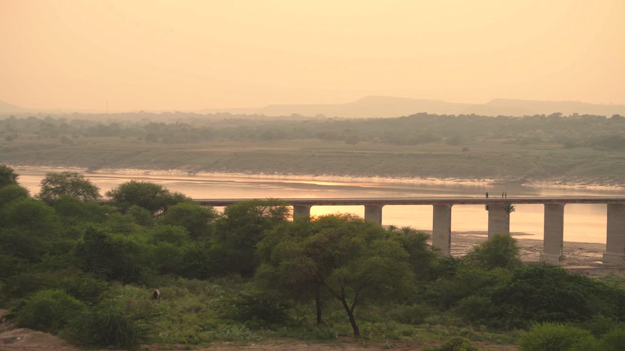 Panoramica di un vecchio ponte abbandonato sul fiume Chambal durante il tramonto a Dholpur, India
