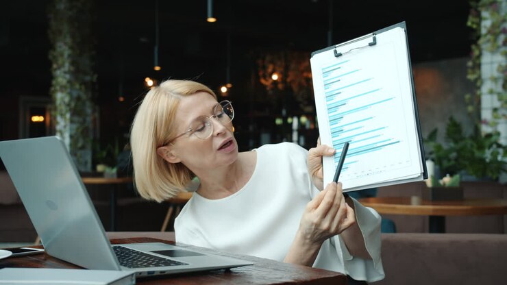 Donna d'affari che presenta dati in videoconferenza