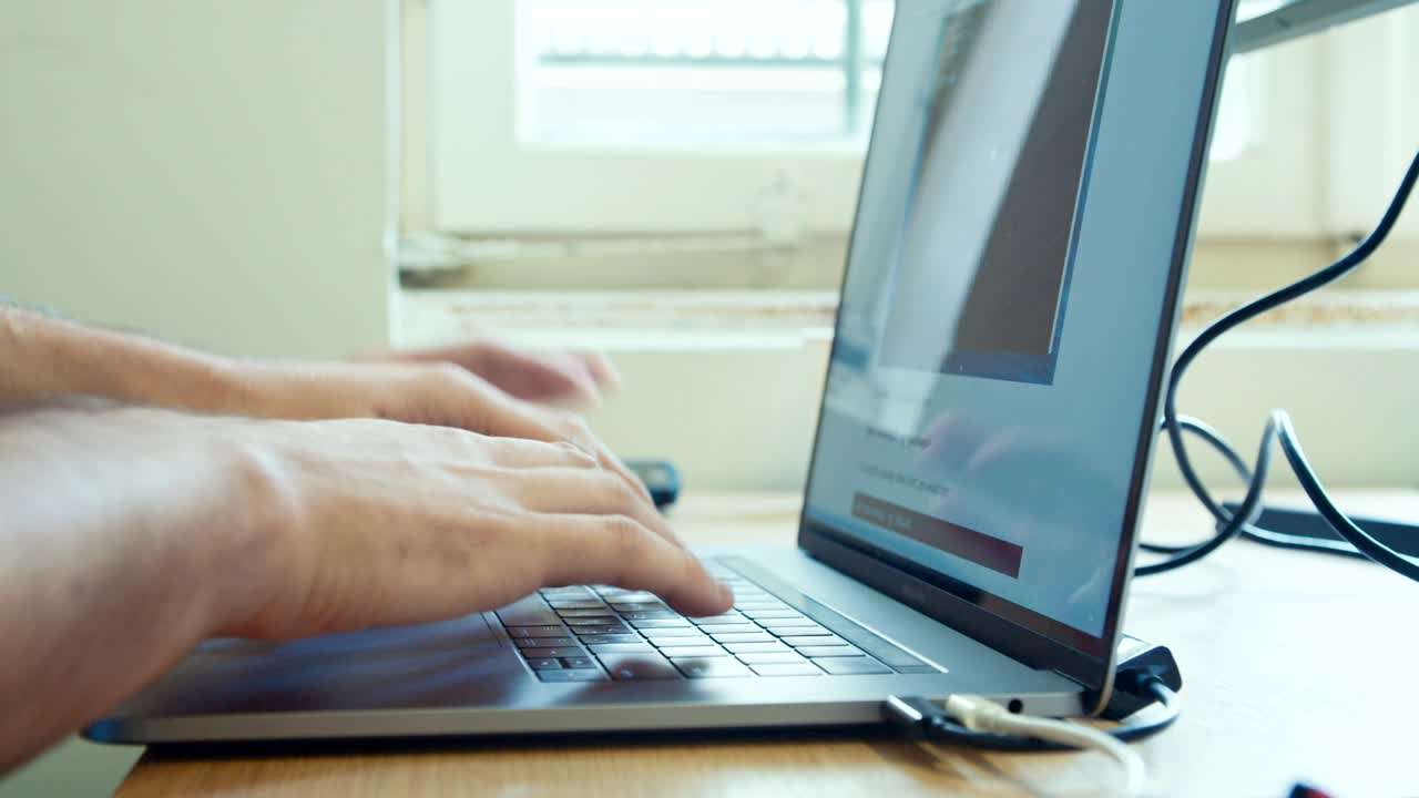 컴퓨터 키보드 에서 타이핑 하는 사람 의 손