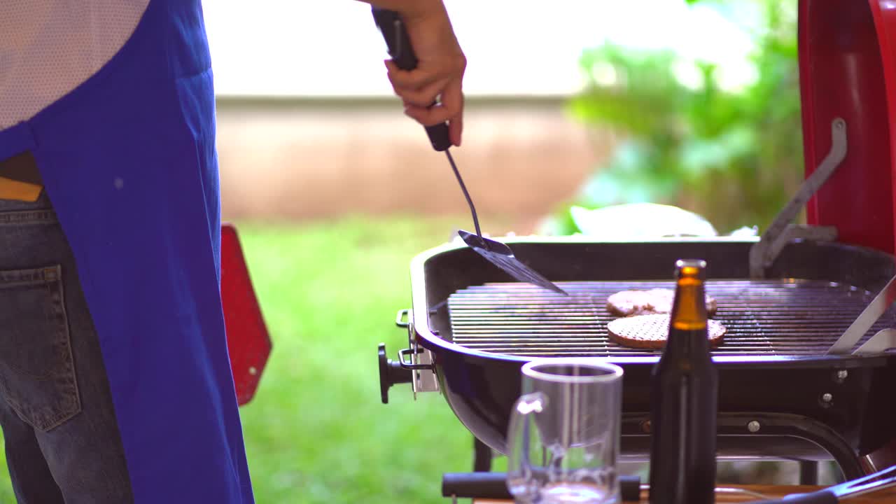 Uomo latino che si prepara per il barbecue