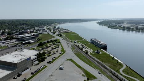 un crucero atracado en el río mississippi en davenport, iowa con un video de drones en movimiento