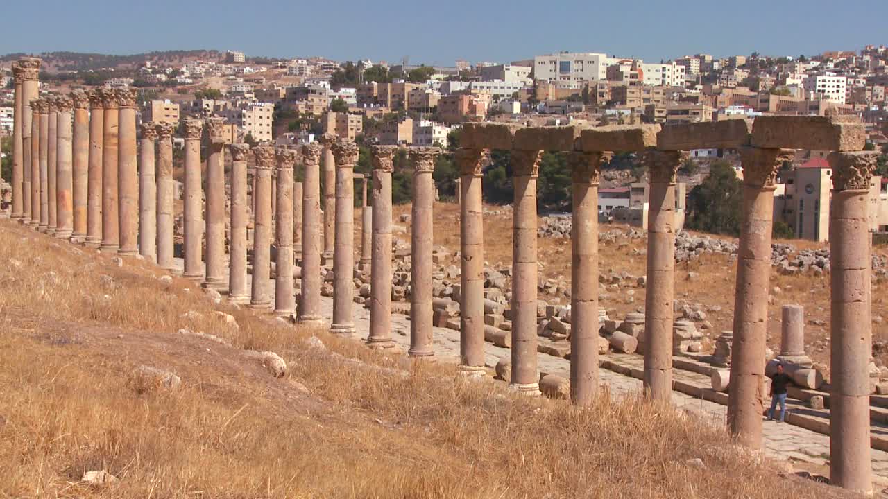 los pilares romanos de jerash con el fondo de la ciudad moderna 2