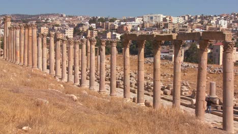 los pilares romanos de jerash con el fondo de la ciudad moderna 2