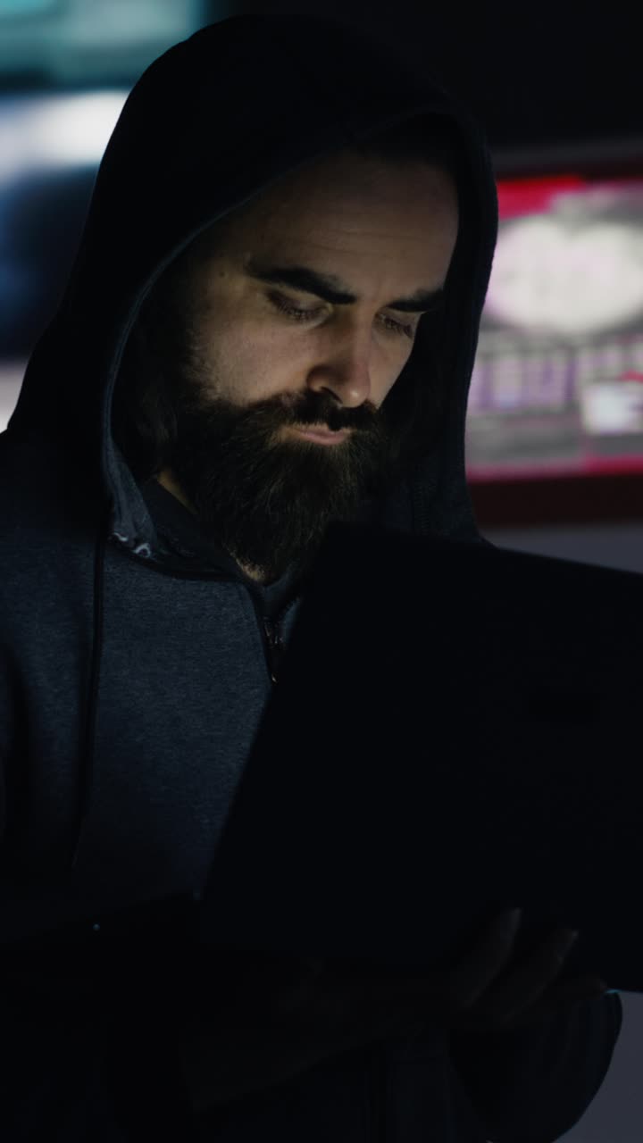 Video verticale: Spia professionista che compromette la sicurezza informatica tramite malware e virus.