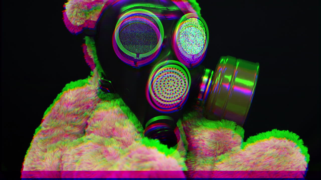 oso de peluche distorsionado en máscara de gas