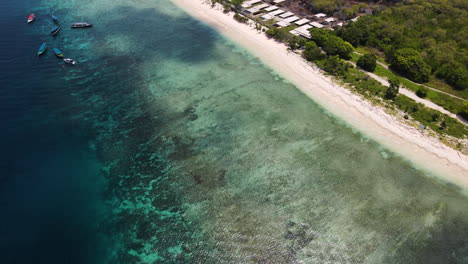 agua turquesa de la pintoresca playa en bali, indonesia - toma aérea de drones